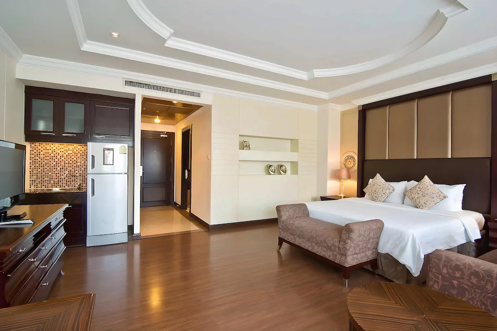 LK Metropole Hotel room