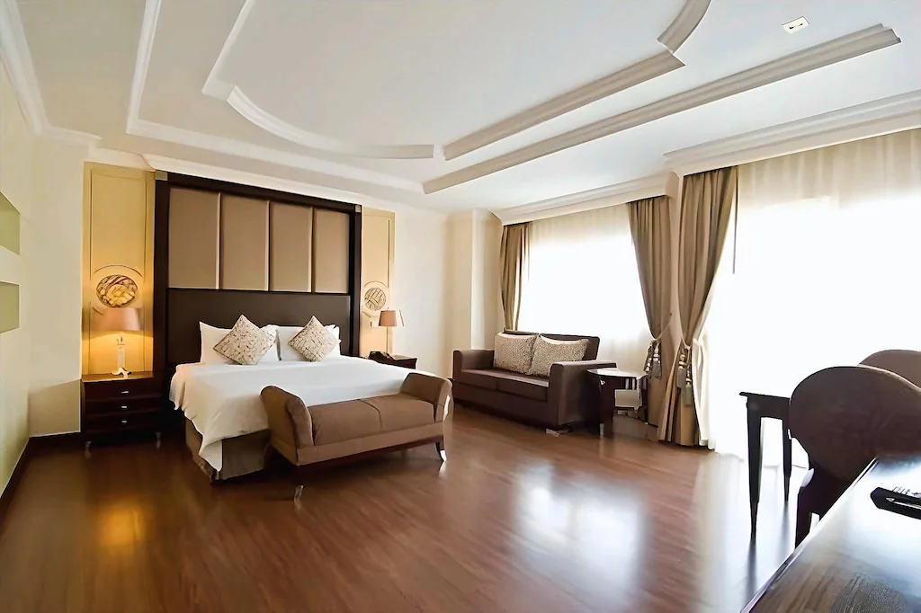 LK Metropole Hotel