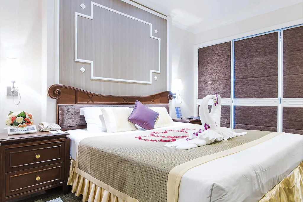 The Majestic Suite Hotel room